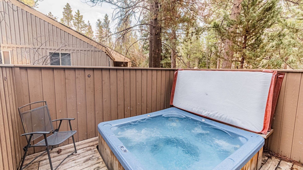 Sunriver House | Golf course views walking distant to village, great family cabin dog friendly