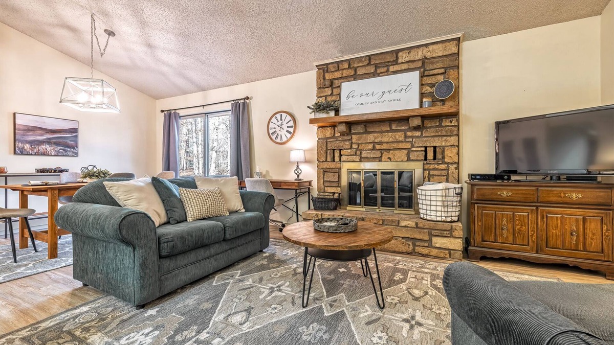 Hot Springs Village House | Golf Lover's Getaway! Cozy 2BR/2BA Townhome, Walk to DeSoto Golf Club!