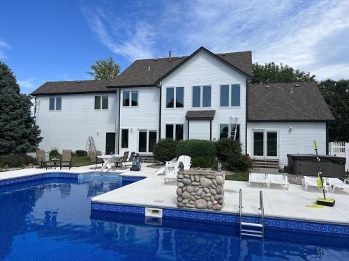 Omaha House | Golf Oasis Sleeps 22! Hot tub Firepit Gym Pool