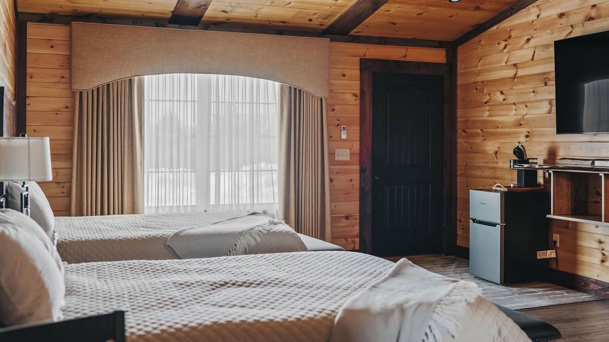 Tully Cabin | Golf, Outdoor Bar, Restaurant - The Cozy Cabin