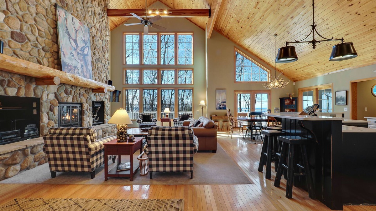 Birchwood Farms House | Golf Privileges | Country Club | 5 miles to Downtown | Hot Tub | Sleeps 20