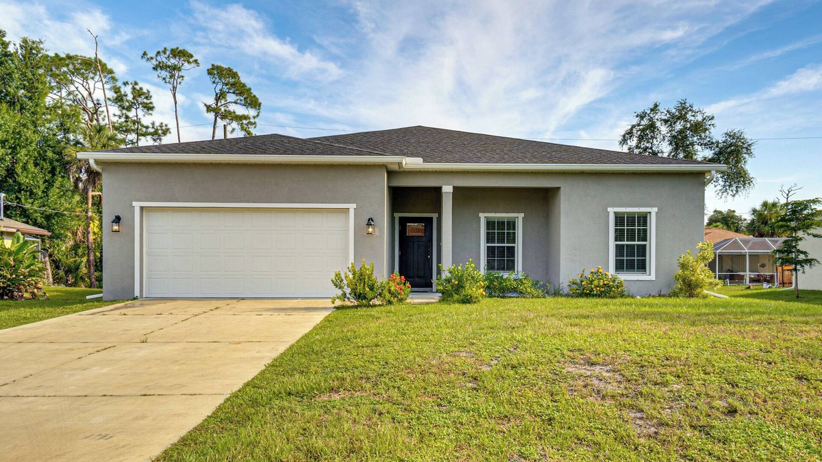 Port Charlotte House | Golf, Shop & Beach-Hop: Port Charlotte Gem w/Yard