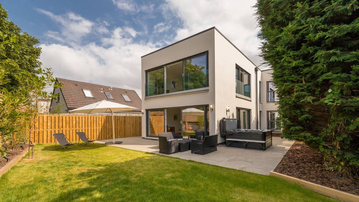 Musselburgh Apartment | Golf View Garden Apartment with Hot Tub