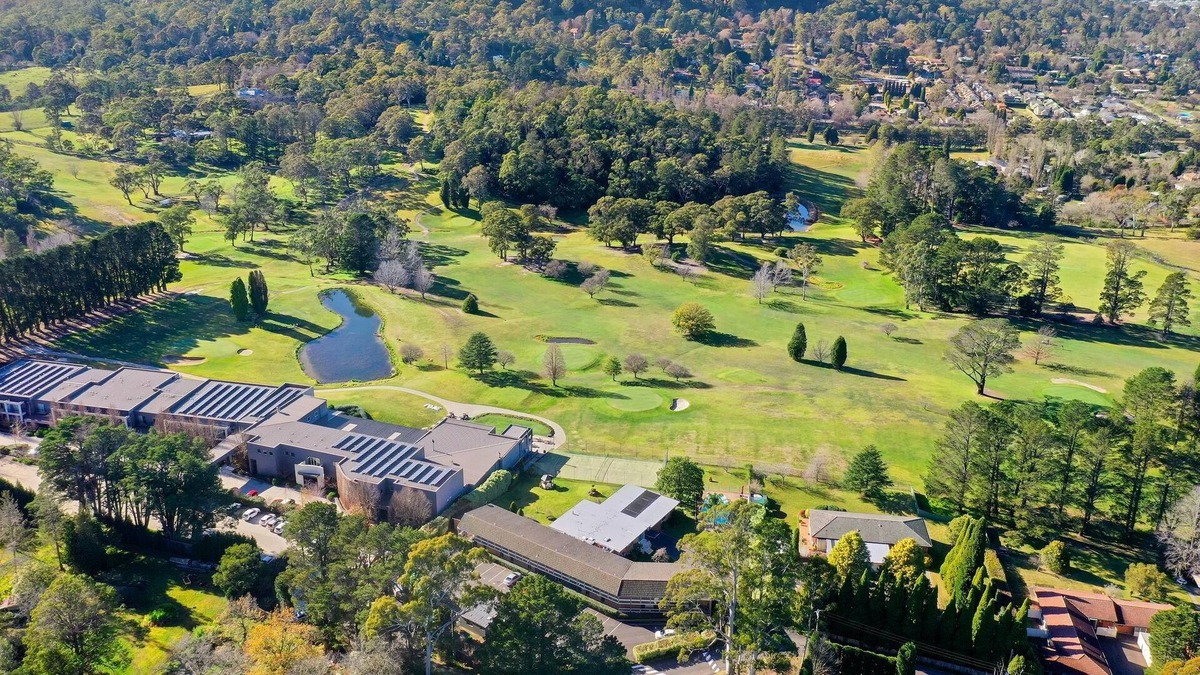 Bowral Apartment | Golf View Villa Bowral - with swimming pool & Tennis court