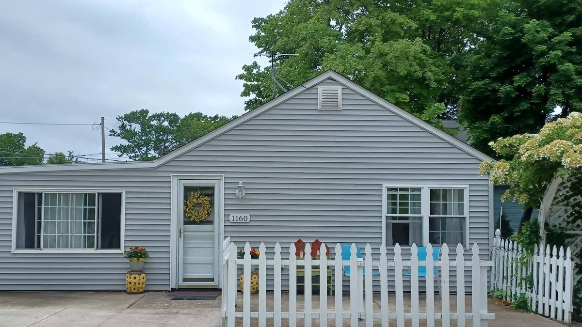 Madison-on-the-Lake Cottage | Golf & Wine Lovers Lake Erie Cottage escape. Views of Lake Erie & beach access.