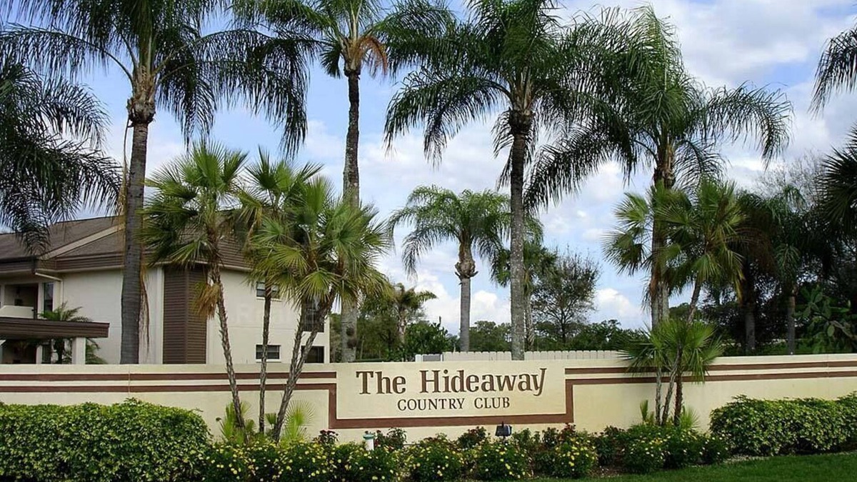Villas Condo | GOLFERS DREAM!-Beautiful Hideaway Country Club. Overlooking the 9th green!