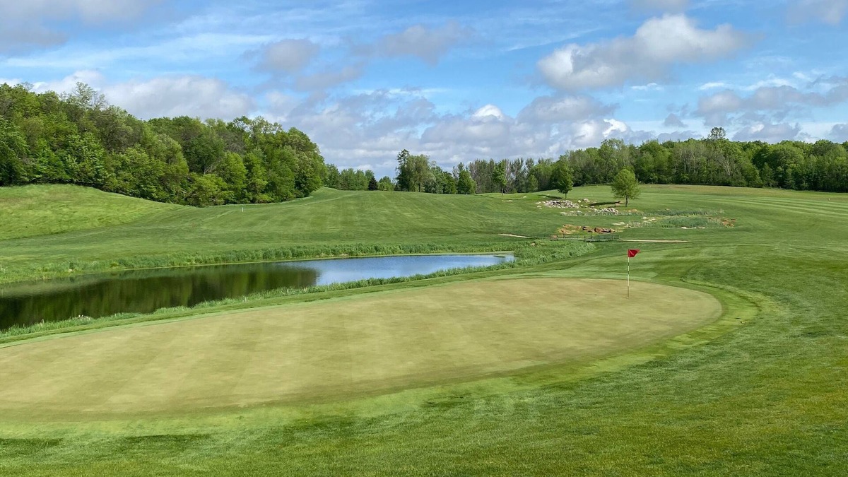 Dalton Apartment | Golfing Retreat 2 bedroom apartment overlooking 9 hole golf course
