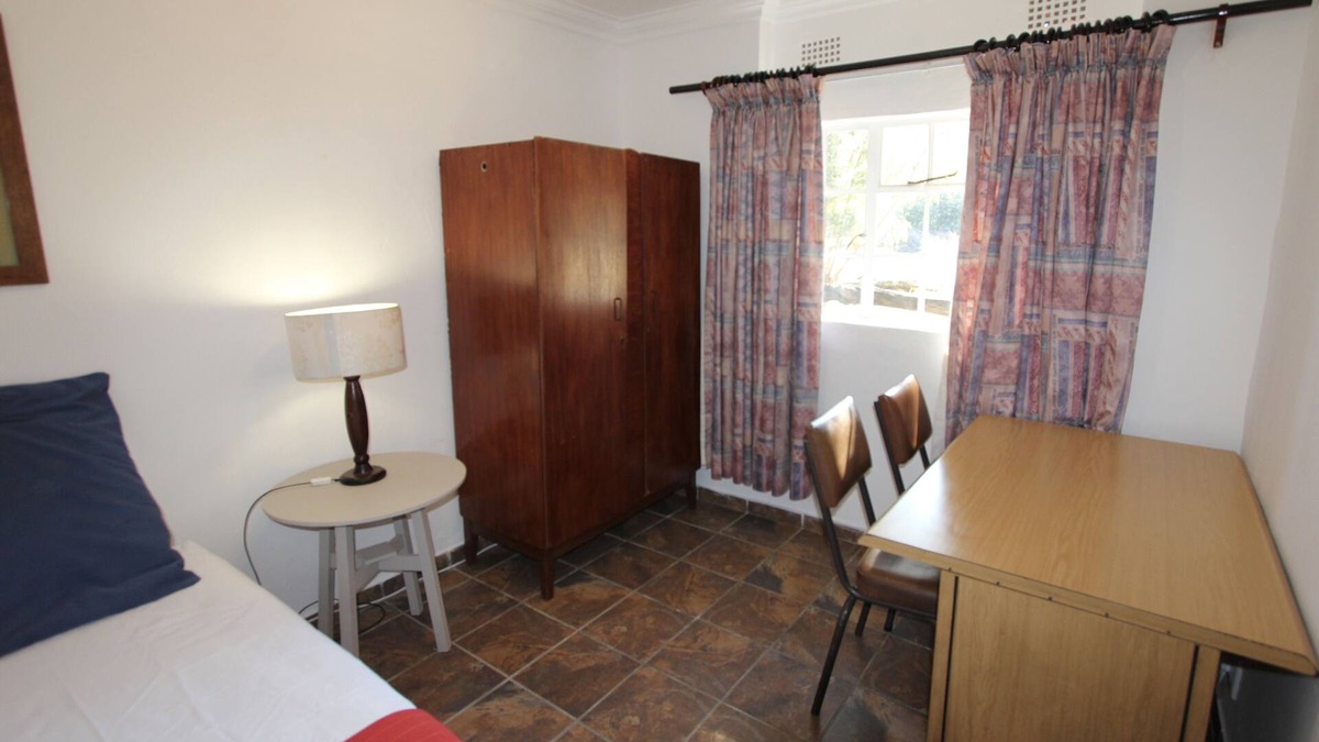 De Deur Cottage | Golfview Lodge, secure country cottage on private estate .