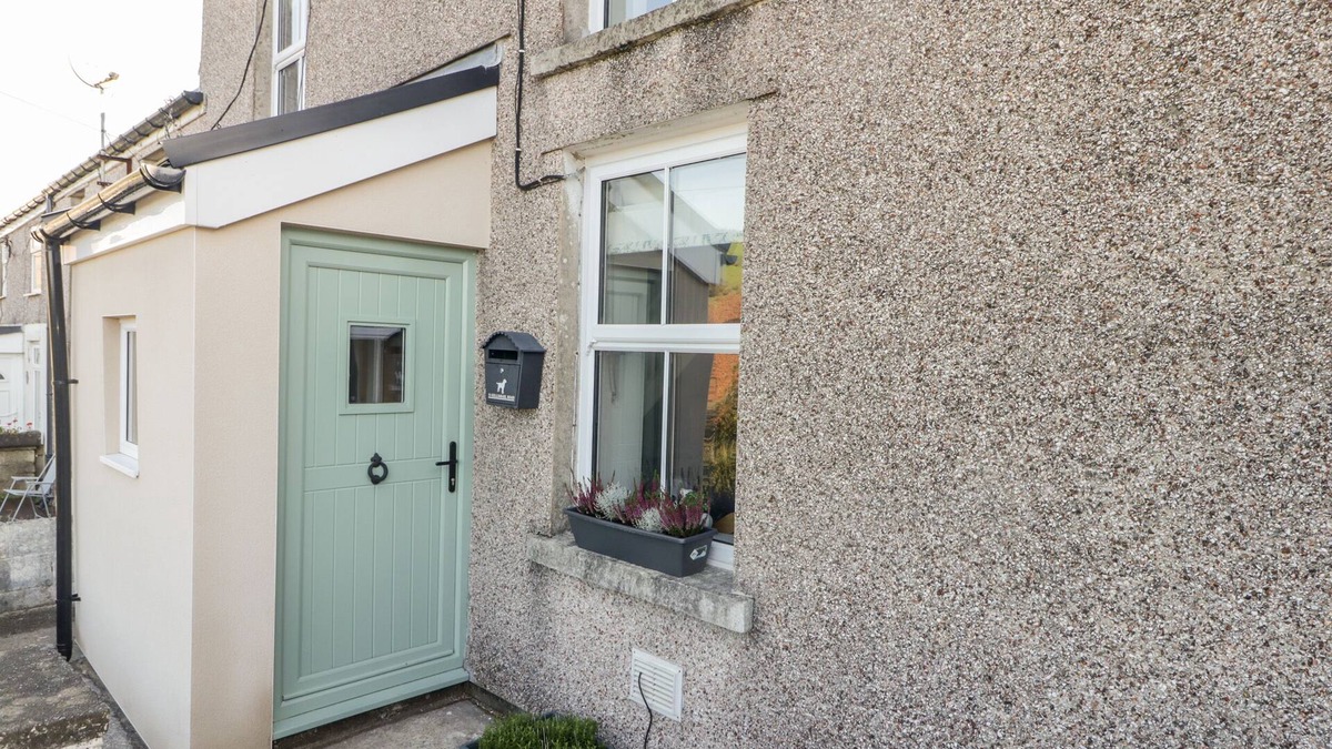 Porth Cottage | GOLYGFA BRYN, pet friendly, with a garden in Gilfach Goch