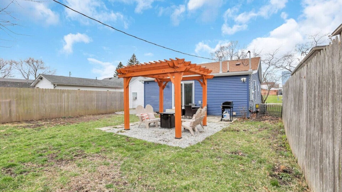 Buckeye Lake House | Gone Fishing: 12 minute walk to crane lake beach