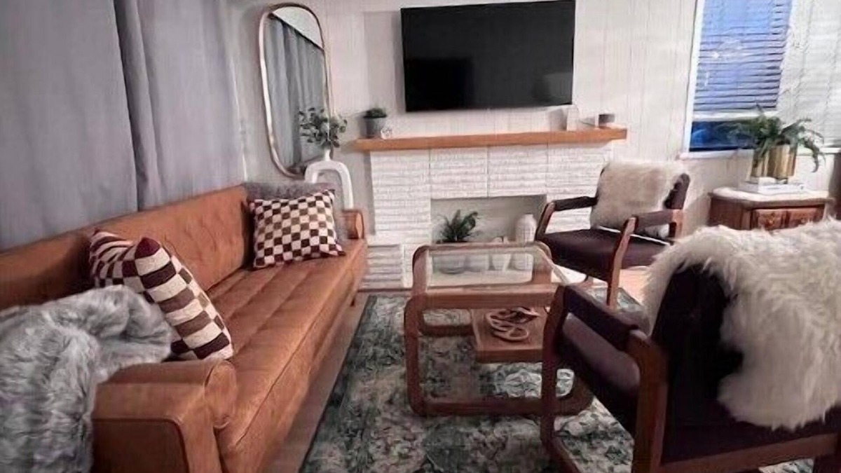 Vancouver South House | "Good Old Days: Retro Airbnb”
