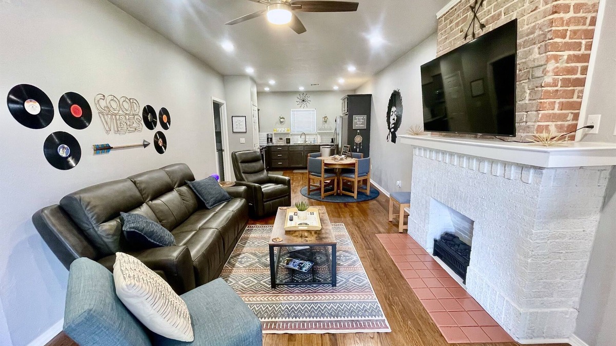 Chickasha House | Good Vibes Chickasha | Fiber | TV | W/D | Parking!