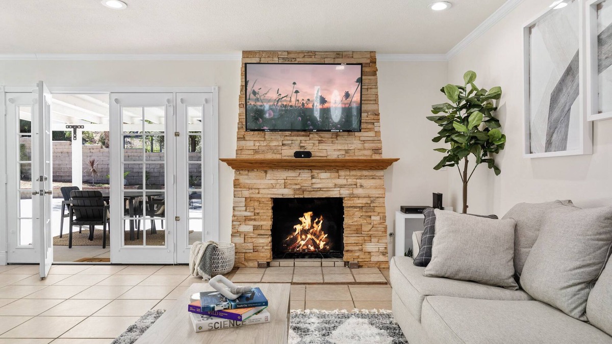 Canyon Country House | GOODE.HOMES Cozy 4 bedroom home w/Jacuzzzi