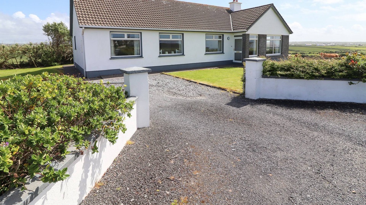 Spanish Point Cottage | GOODLANDS COTTAGE, pet friendly in Miltown Malbay, County Clare