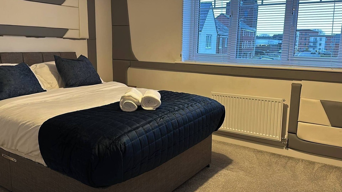 Wolverhampton House | Goodwood Drive Hideaway - 4BR House
