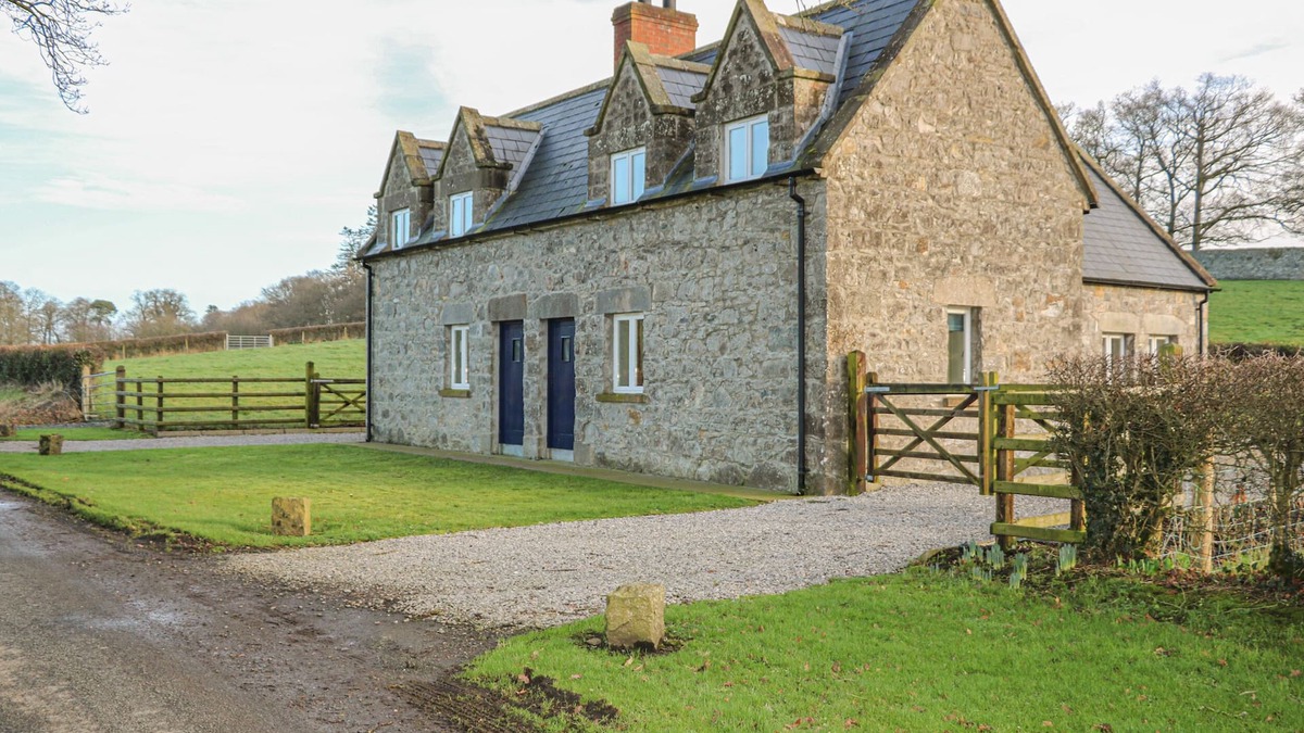 Caledon Cottage | GOOSE COTTAGE, pet friendly, character holiday cottage in Killylea