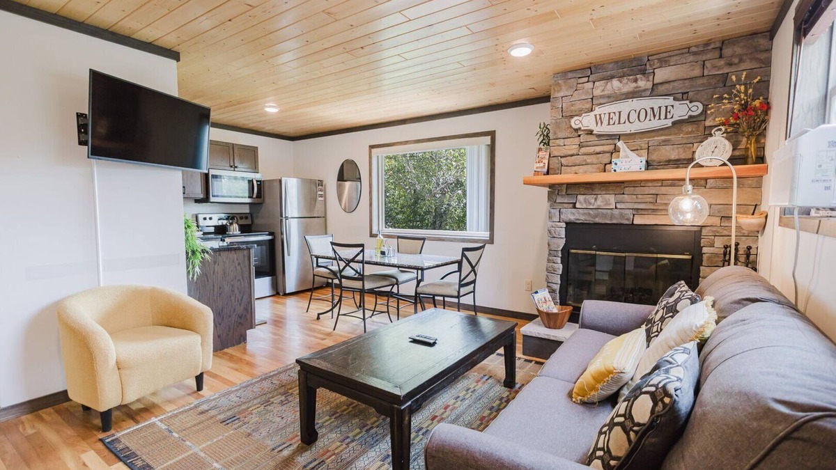 Two Harbors Apartment | Gooseberry Trailside Suites | French River Suite