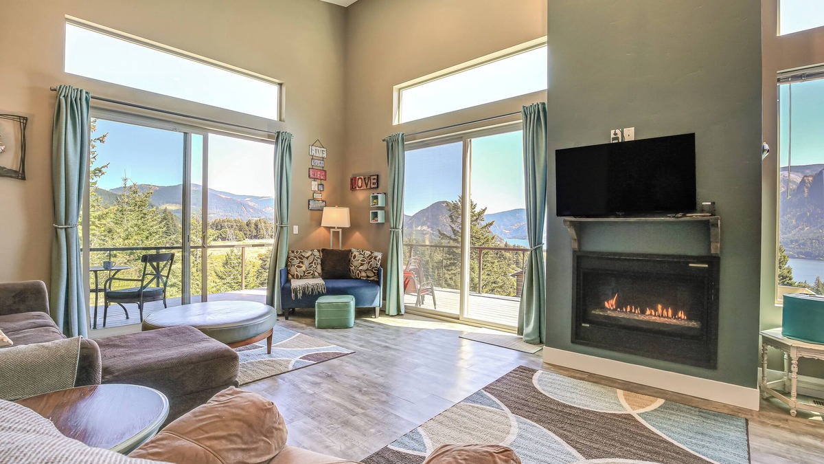 Carson House | 'Gorge Retreat' - Modern Carson Home w/Mtn Views!