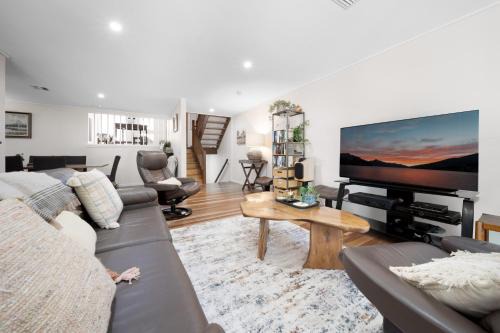 Kingston House | Gorgeous 2-Bed Townhouse with Patio, BBQ & Parking