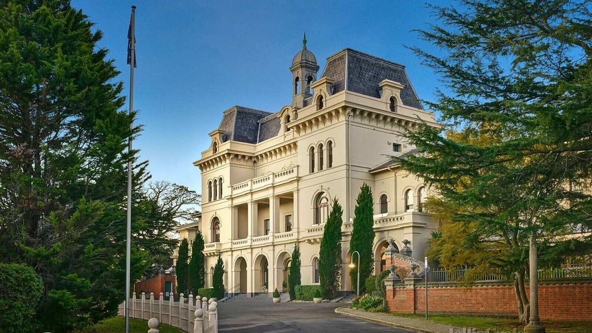 Kew Apartment | Gorgeous 2 Bedroom apartment in Historic Willsmere - with pool and pet friendly