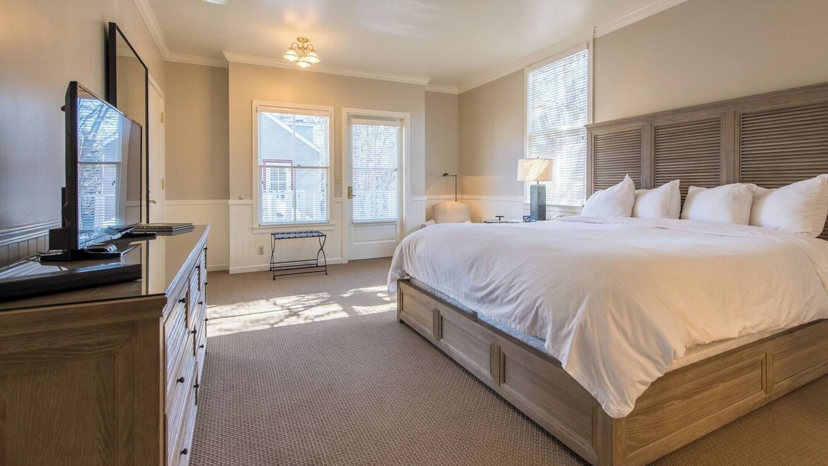 Santa Rosa Hotel | Gorgeous 2 King Room Steps from Santa Rosa Restaurants, Cafés + Shopping Fun