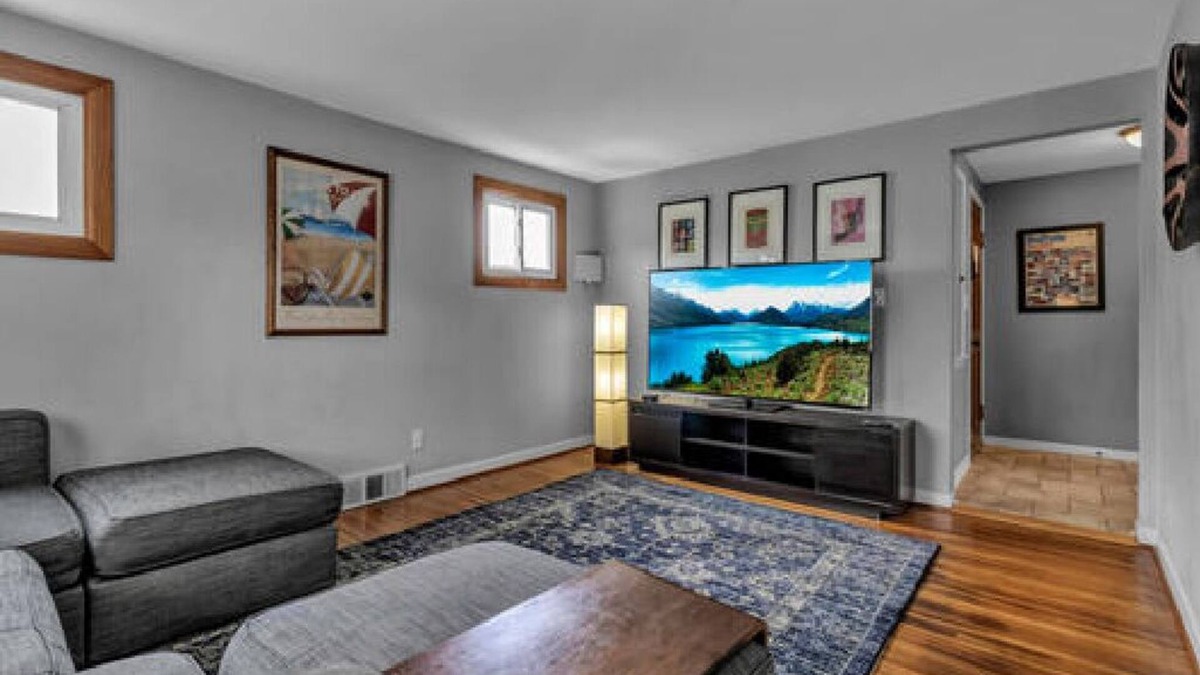 North Buffalo Apartment | Gorgeous 2 Queen Bed North Buffalo Apartment with Free parking & 70 Inch TV