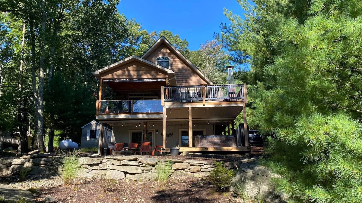 Lakeville House | Gorgeous 2nd Tier Lakefront Home with Lakeview, rights, short walk to marina
