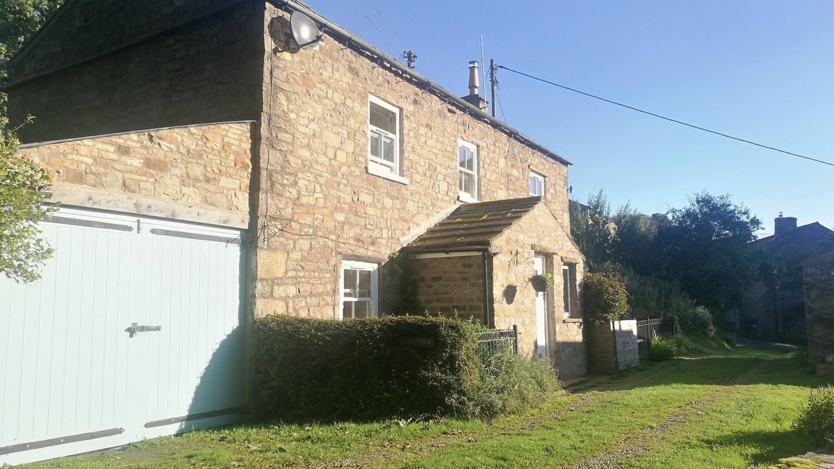 Fremington House | Gorgeous 3 bed cottage overlooking the Valley. Sleeps 5 people & 2 dogs, w/Wifi, gas central heating