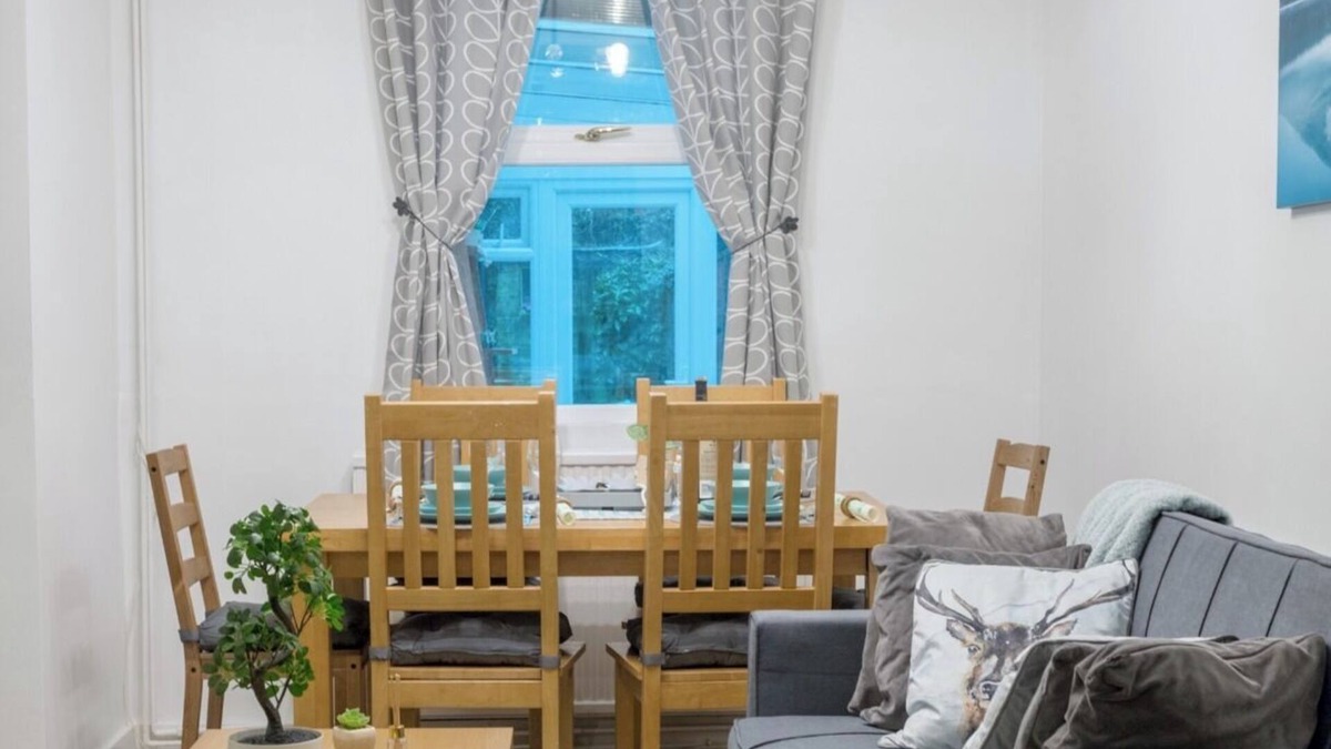 Reading City Centre Cottage | Gorgeous 3-bedroom Cottage by the River in Reading