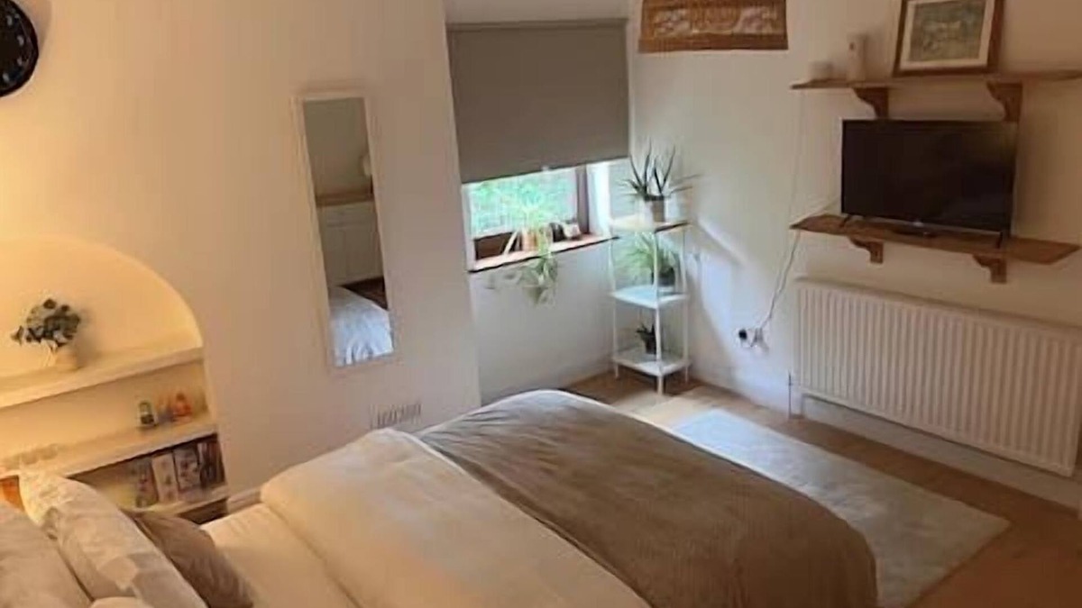 Newbury Apartment | Gorgeous 3 Bedroom pet and child friendly home in Newbury wit Free EV Charging