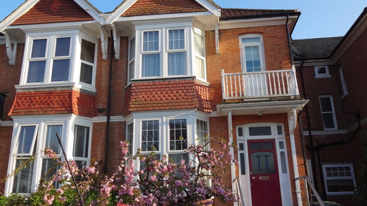Bexhill-on-Sea House | Gorgeous 4-Bed House in Bexhill-on-Sea, sea views.