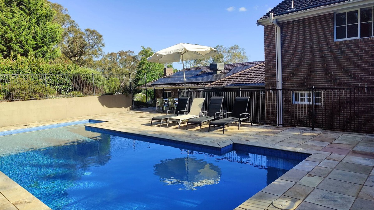 Eltham House | Gorgeous 4-Bedroom Home & Venue on a Mansion - an acre land with Pool & Garden n