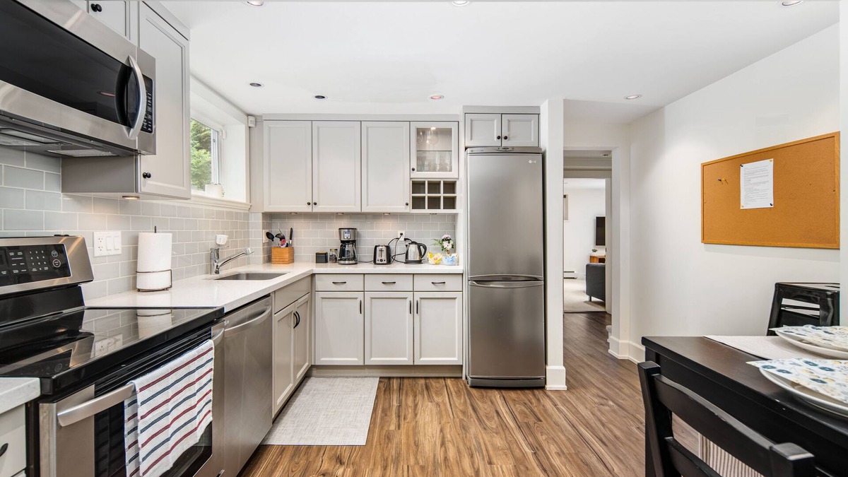 Dunbar House | Gorgeous 4-Bedroom Garden-Level near UBC, Dunbar Southland