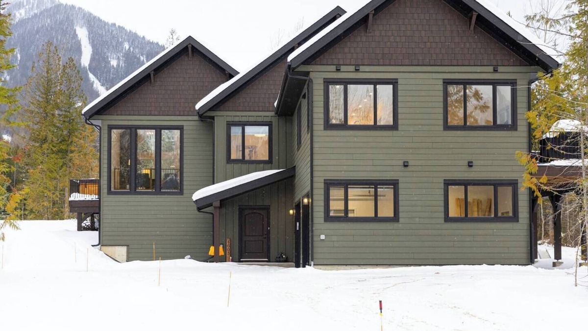 East Kootenay Ski Chalet | Gorgeous 4 Bedroom with Hot Tub. A/C