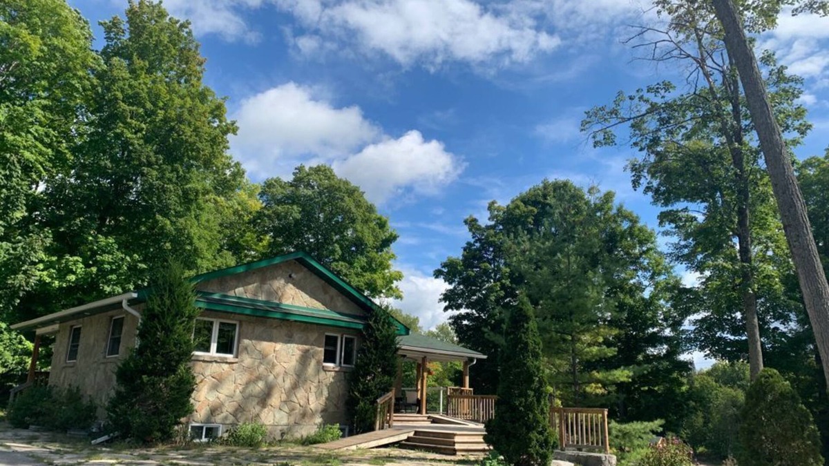 Bobcaygeon Cottage | Gorgeous 4 season cottage on 15 Acres!