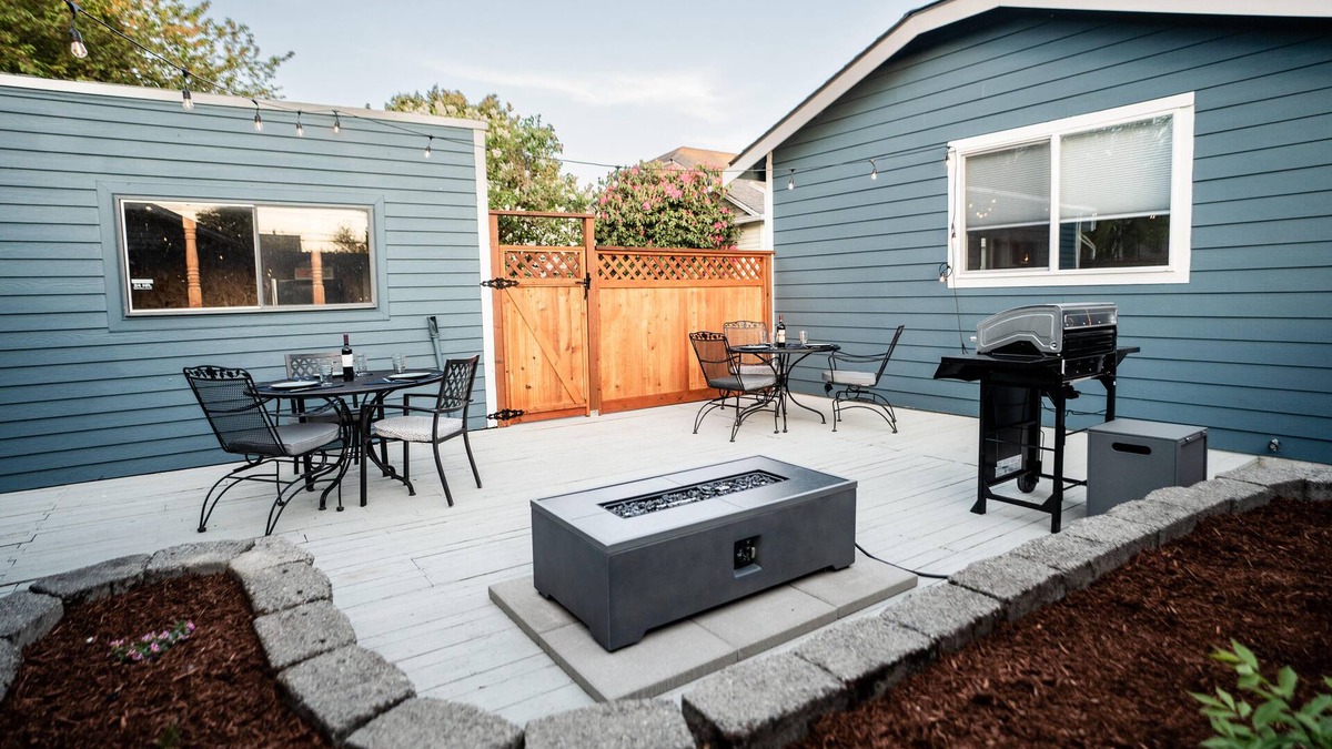 Roosevelt House | Gorgeous 4bd/3ba House w/AC 1 block from Light Rail