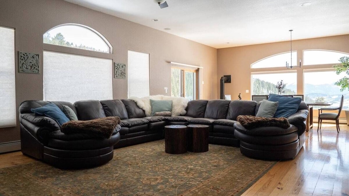 Black Hawk House | Gorgeous 4BD luxury mountain getaway