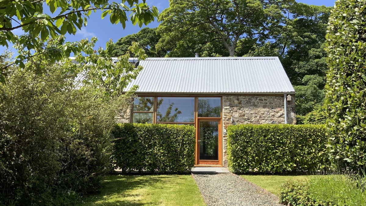Hayscastle Cross House | Gorgeous 5* barn set in tranquil gardens and just a short drive from the coast