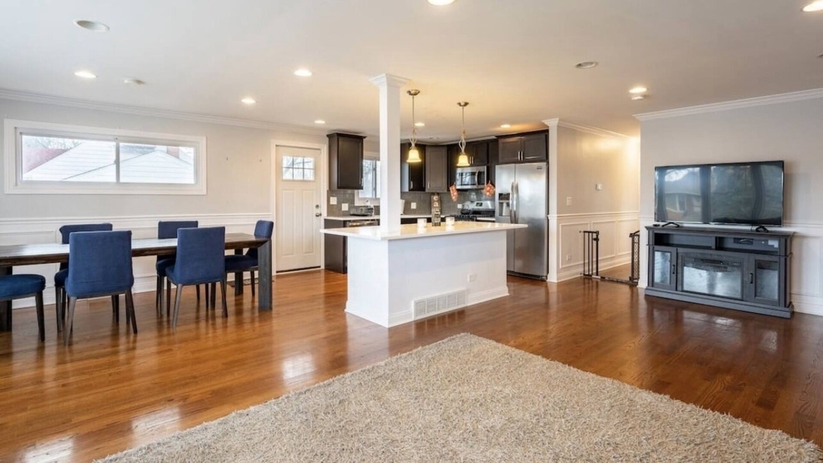 South Holland House | Gorgeous 5-bedroom home w/ POOL & Vehicle rental