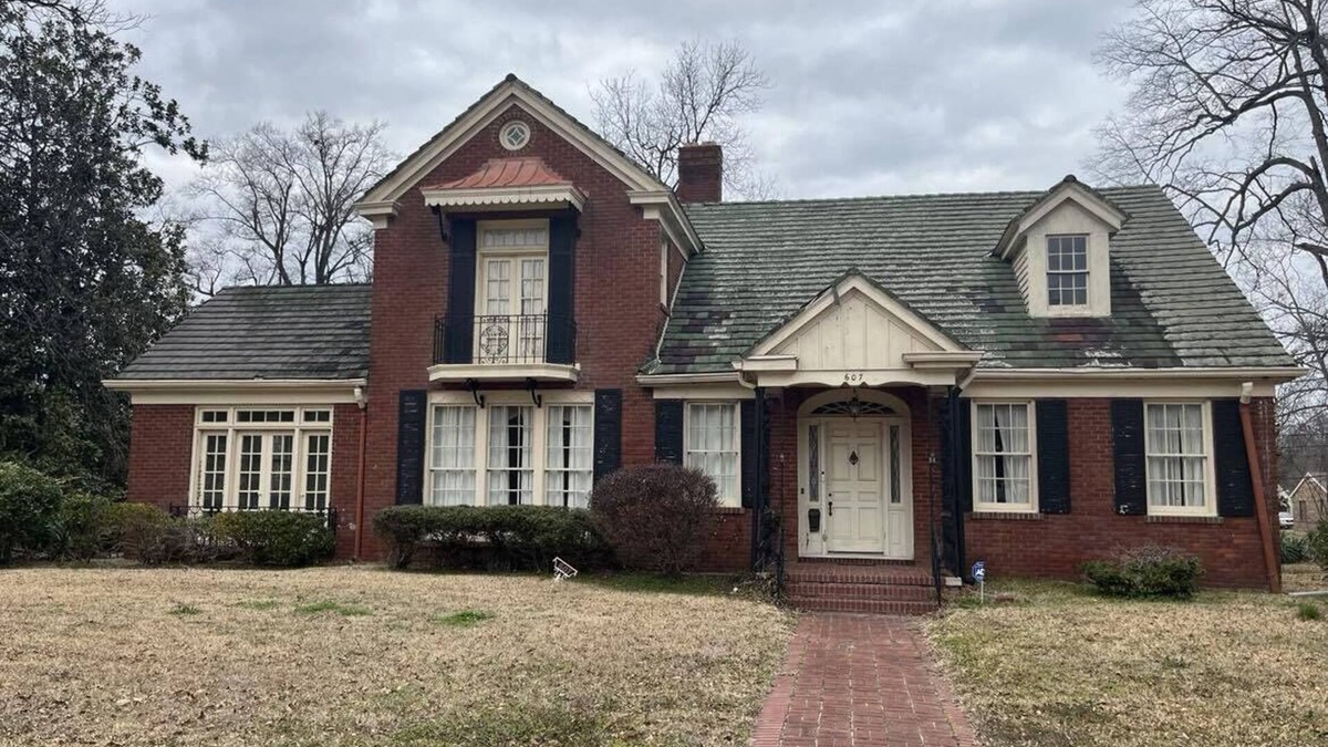 Clarksdale House | Gorgeous 5 Bedroom, 3 Bath Home within walking distance to Downtown Clarksdale!