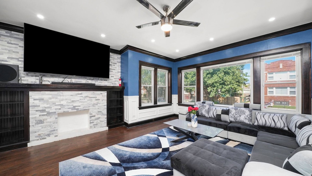 Gresham House | Gorgeous 5 Bedroom Gem Sleeps 18 with Pool, Ping Pong, Pac Man, Tons of Games!