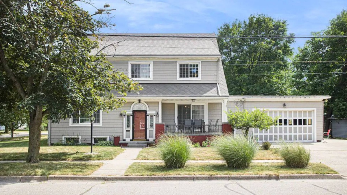 Battle Creek House | Gorgeous 5 bedroom Historic Home in Battle Creek