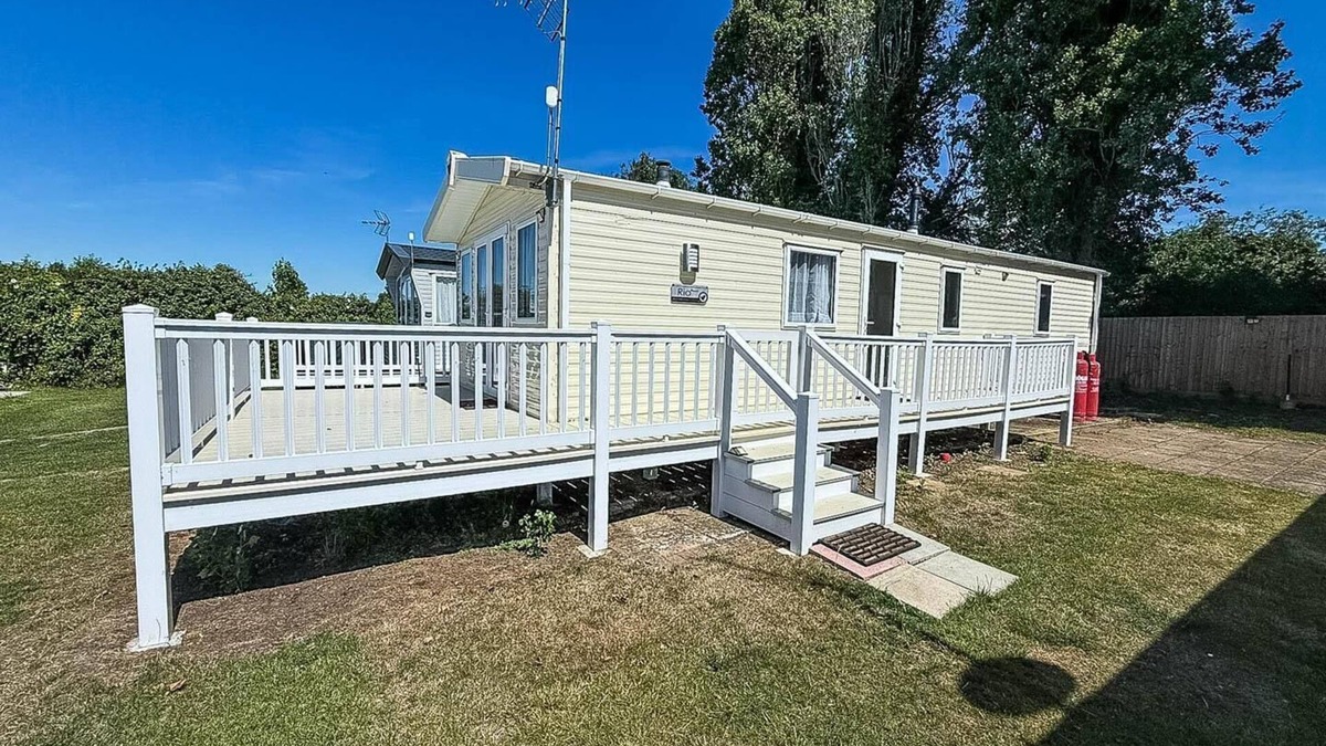 Harwich House | Gorgeous 6 berth caravan with decking area, Dovercourt Holiday Park ref 44510A