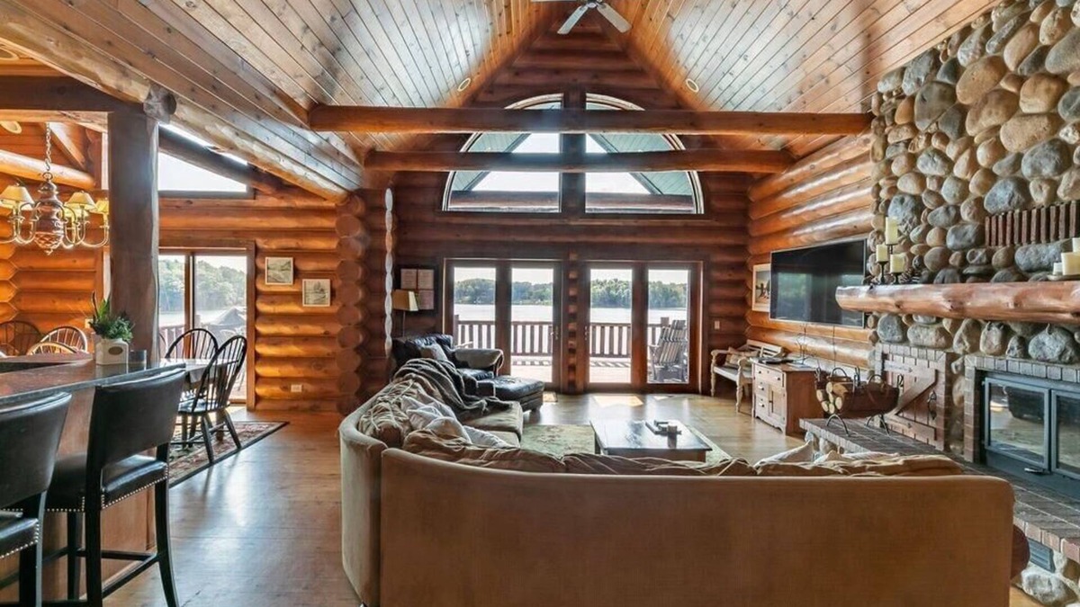 Wautoma Cabin | Gorgeous 7 bdrm loglodge fireplaces sauna hottub kayaks paddleboards boats