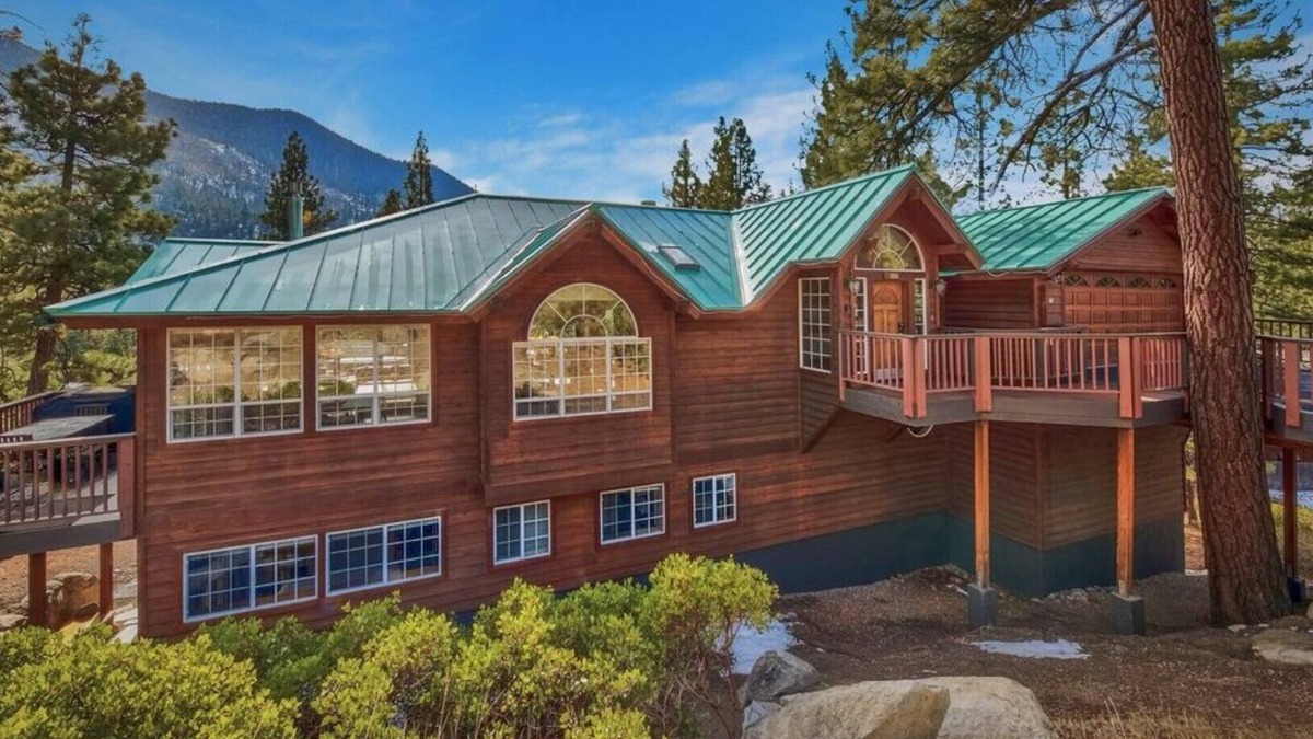Lower Kingsbury House | Gorgeous 7 BR, 6 Bath, sleeps 9 Privacy, Big Views Hot Tub, Meticulously Clean!