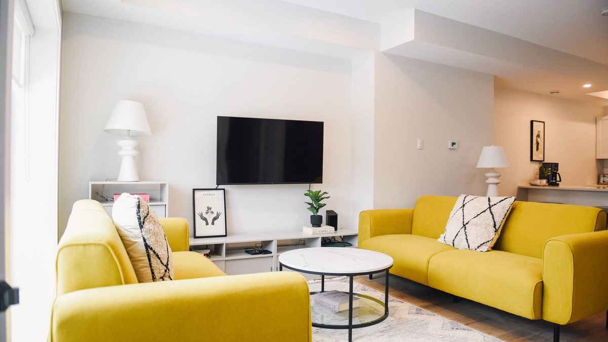 Winnipeg Condo | Gorgeous and Unique 5 Bed & 2.5 Bath Townhouse