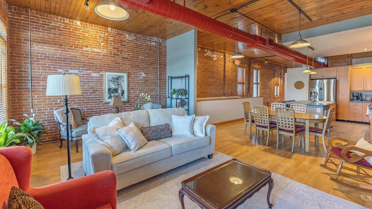 Historic Downtown La Crosse Apartment | Gorgeous apartment across from La Crosse Center