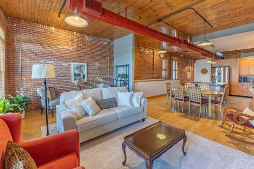 Historic Downtown La Crosse Apartment | Gorgeous apartment across from La Crosse Center