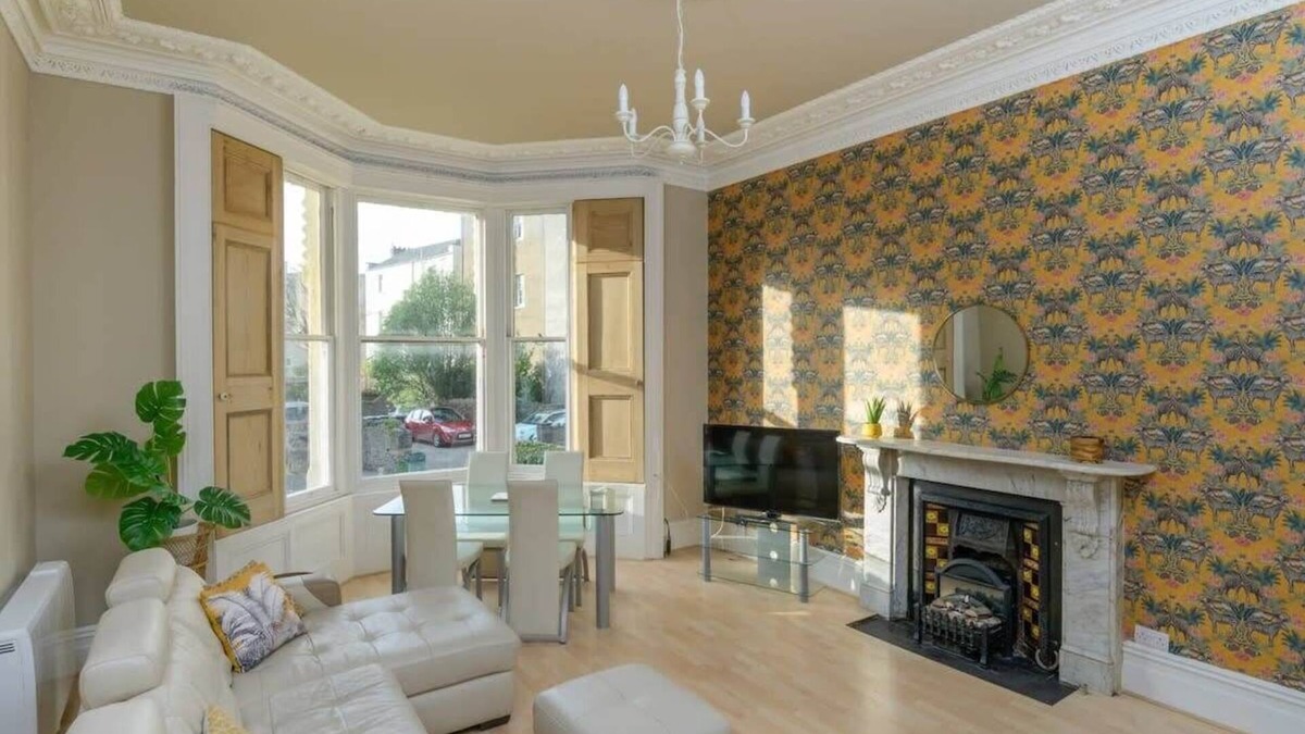 Clevedon Apartment | Gorgeous Apartment Seconds from Seafront, Clevedon