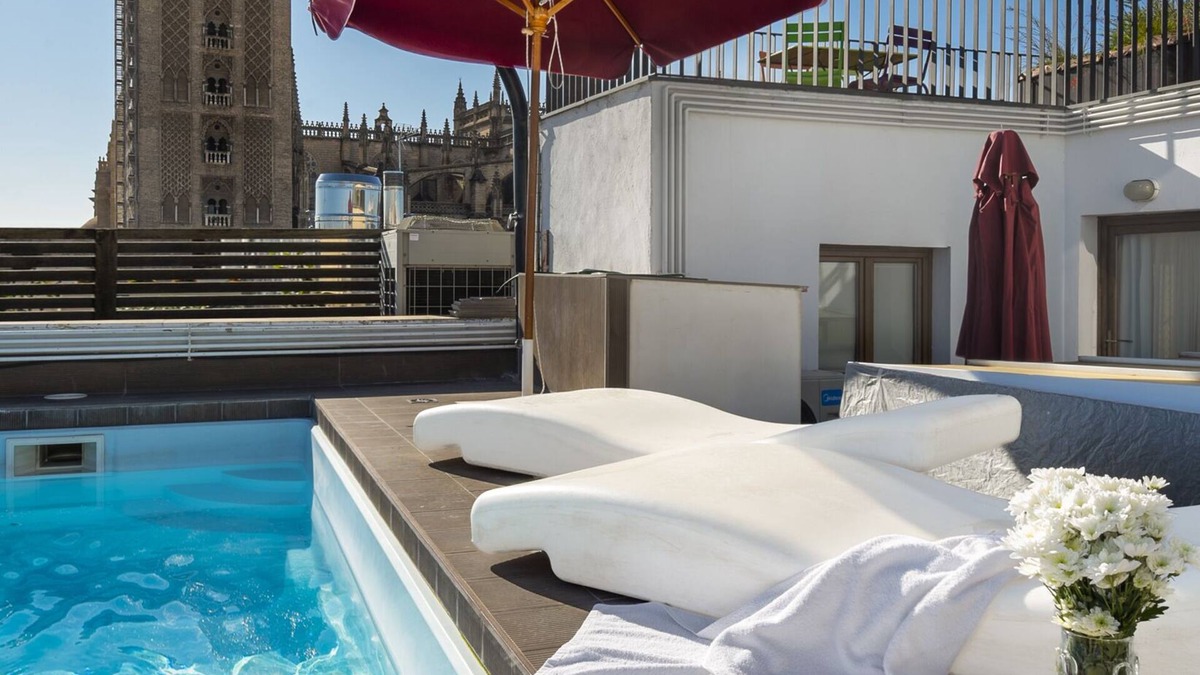 Santa Cruz Apartment | Gorgeous Apartment with Swimming Pool and Cathedral View